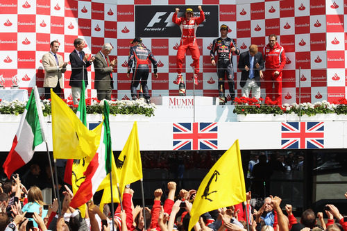 Alonso salta de felicidad en el podio del GP de Gran Bretaña 2011
