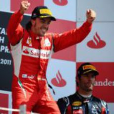 Fernando Alonso muy feliz en lo más alto del podio de Gran Bretaña 2011