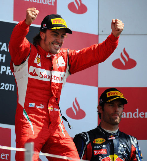 Fernando Alonso muy feliz en lo más alto del podio de Gran Bretaña 2011