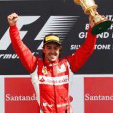Alonso levanta su trofeo de ganador en el GP de Gran Bretaña 2011