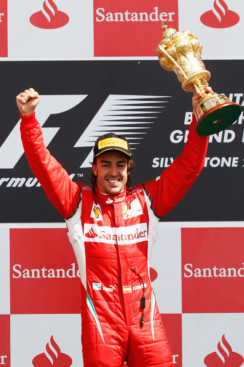Alonso levanta su trofeo de ganador en el GP de Gran Bretaña 2011