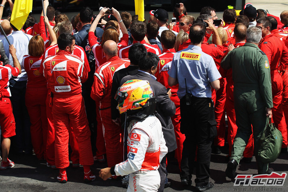 Hamilton y la felicidad de Ferrari en una imagen