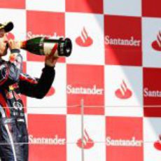 Vettel bebe de la botella de champán de segundo clasificado en Silverstone 2011