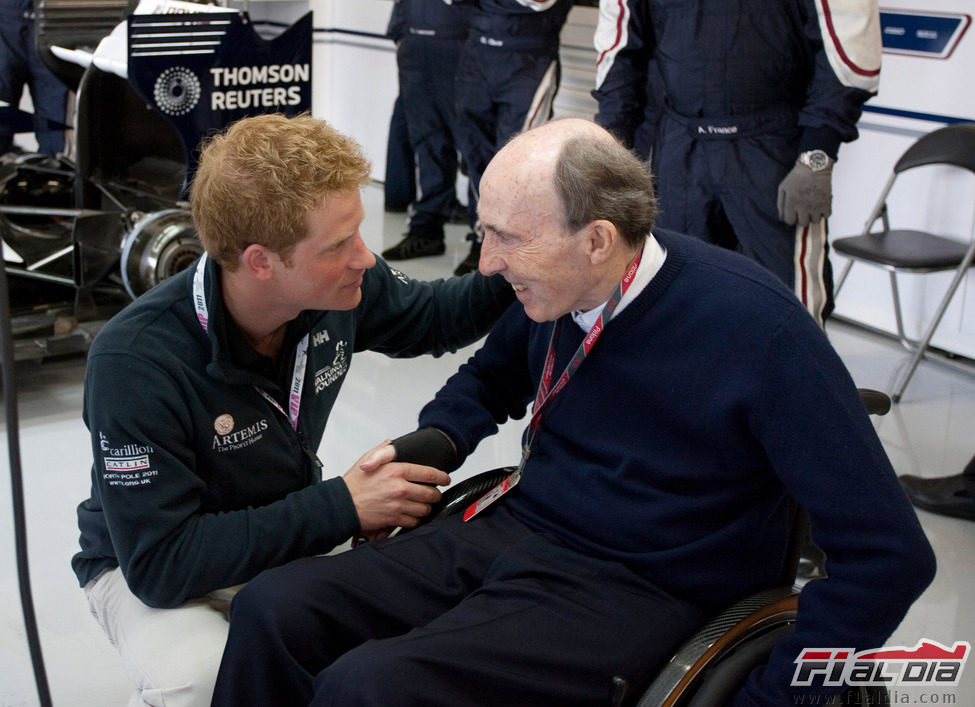 El Príncipe Harry saluda a Sir Frank Williams en Silverstone