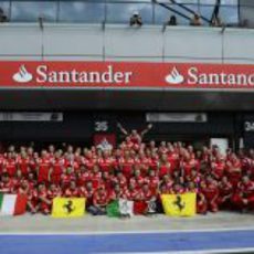 Todo el equipo Ferrari celebra la victoria en el 'pit lane' de Silverstone 2011
