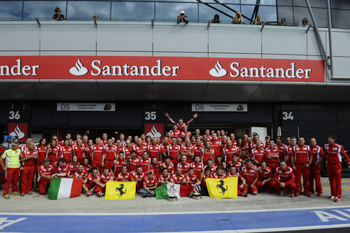 Todo el equipo Ferrari celebra la victoria en el 'pit lane' de Silverstone 2011
