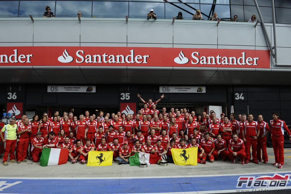 Todo el equipo Ferrari celebra la victoria en el 'pit lane' de Silverstone 2011