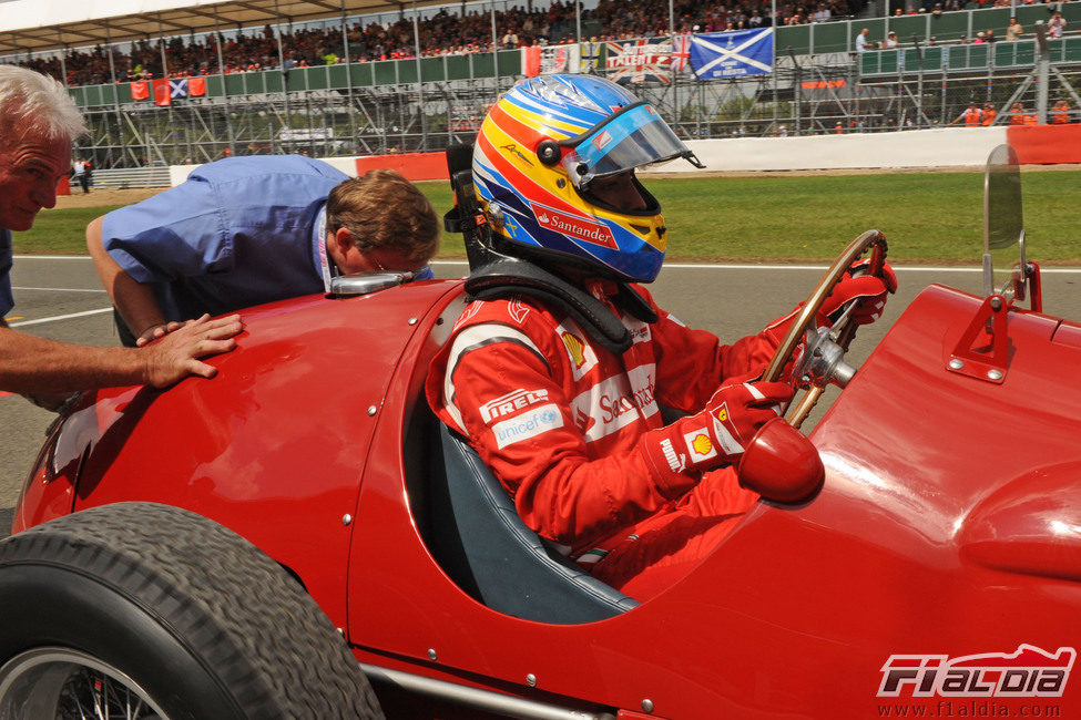 Alonso se sube al Ferrari 375 F1 en Silverstone