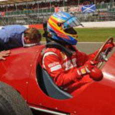 Alonso se sube al Ferrari 375 F1 en Silverstone