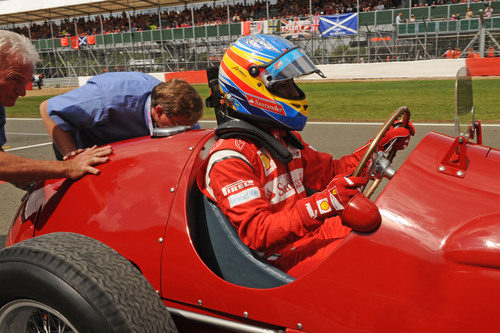 Alonso se sube al Ferrari 375 F1 en Silverstone