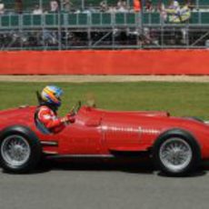 Fernando Alonso rueda con el Ferrari 375 F1 en el circuito de Silverstone