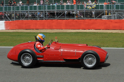 Fernando Alonso rueda con el Ferrari 375 F1 en el circuito de Silverstone