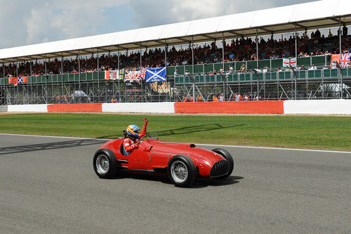 Alonso saluda al público de Silverstone desde el 375 F1