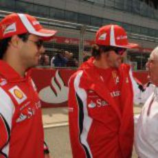 Massa y Alonso hablan con Bernie Ecclestone antes de la carrera de Gran Bretaña 2011