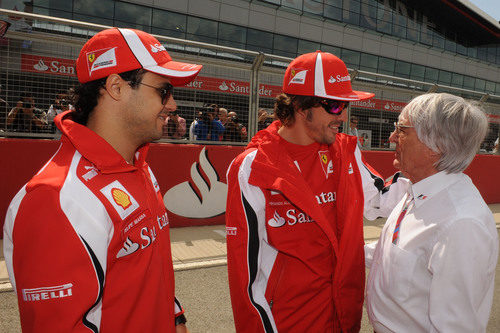 Massa y Alonso hablan con Bernie Ecclestone antes de la carrera de Gran Bretaña 2011