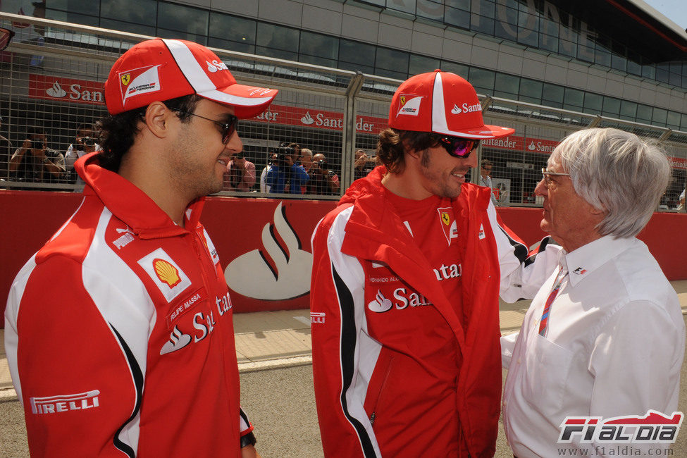 Massa y Alonso hablan con Bernie Ecclestone antes de la carrera de Gran Bretaña 2011