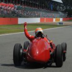 Alonso rueda con el Ferrari 375 F1 sobre el nuevo asfalto de Silverstone