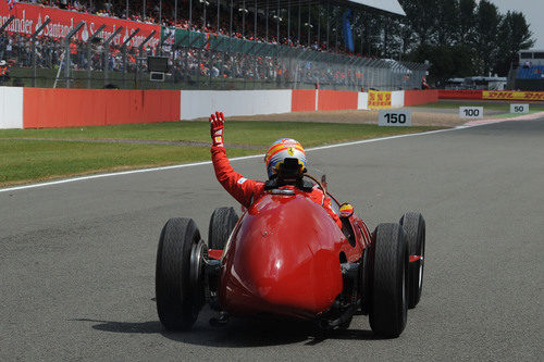 Alonso rueda con el Ferrari 375 F1 sobre el nuevo asfalto de Silverstone