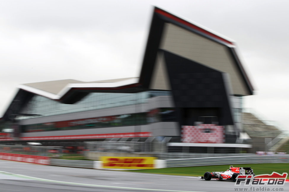 Liuzzi pasa por delante de los nuevos edificioes de boxes de Silverstone