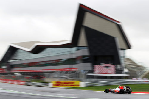 Liuzzi pasa por delante de los nuevos edificioes de boxes de Silverstone