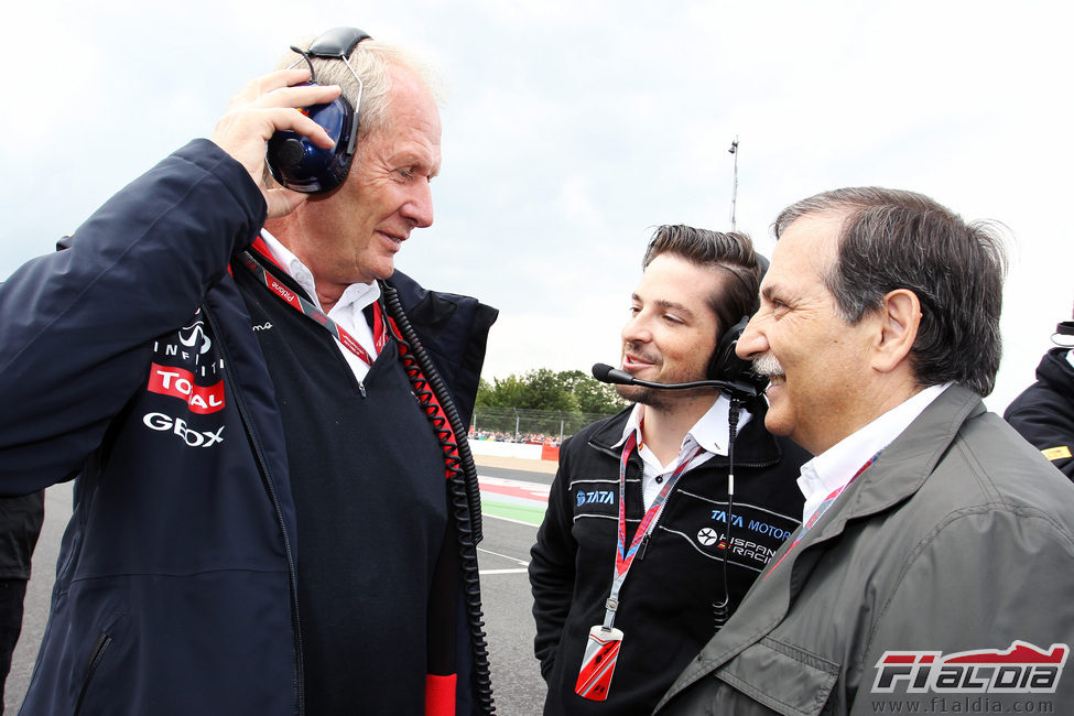 Saludo entre socios en el GP de Gran Bretaña 2011