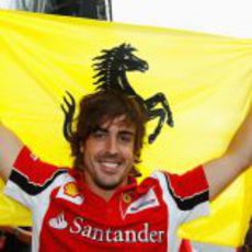 Fernando Alonso celebra su victoria con la bandera de Ferrari