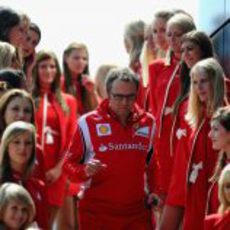 Stefano Domenicali rodeado de 'pitbabes' en el GP de Gran Bretaña 2011