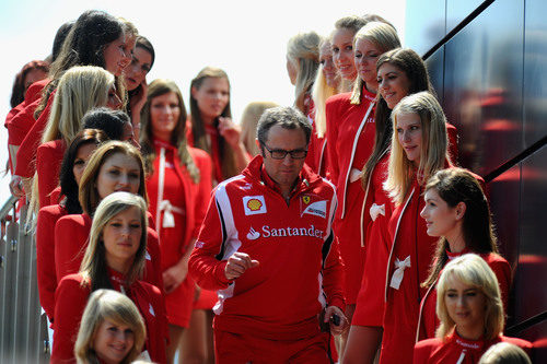 Stefano Domenicali rodeado de 'pitbabes' en el GP de Gran Bretaña 2011