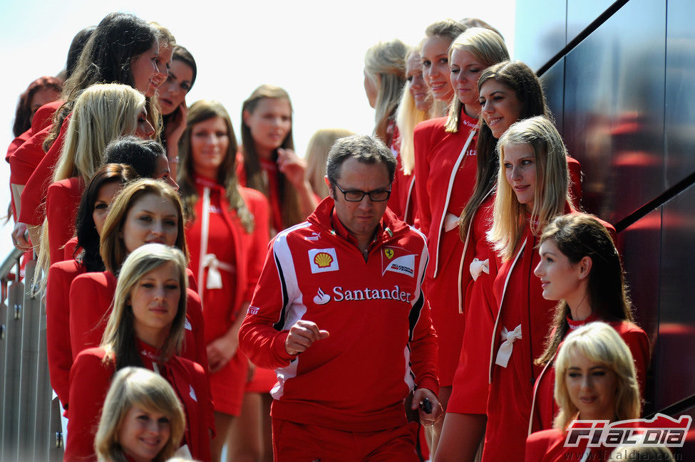 Stefano Domenicali rodeado de 'pitbabes' en el GP de Gran Bretaña 2011