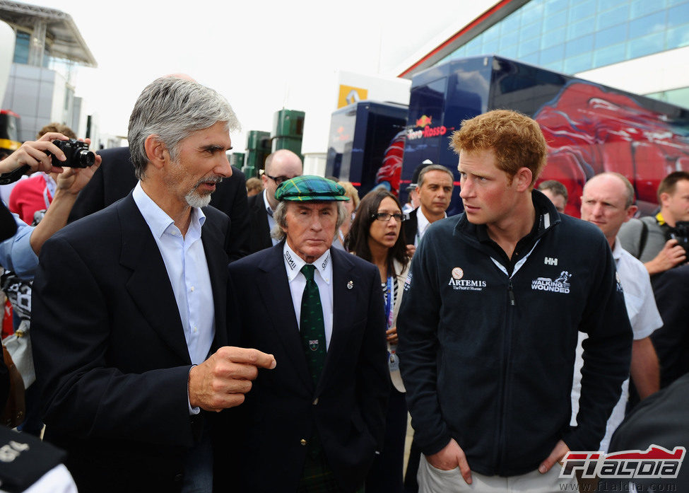 Damon Hill, Jackie Stewart y el Príncipe Harry en Silverstone 2011