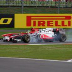 Massa y Button luchan sobre la pista de Silverstone 2011