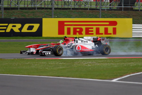 Massa y Button luchan sobre la pista de Silverstone 2011