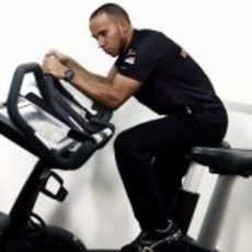 Lewis Hamilton se pone en forma en la bicicleta estática