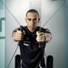 Lewis Hamilton entrena sus músculos