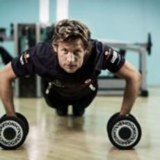 Flexiones para Button en el gimnasio de McLaren