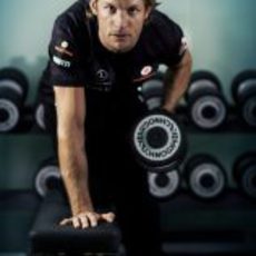 Jenson Button entrena sus brazos en el gimnasio