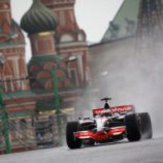 Jenson Button rueda con el MP4-23 por las calles de Moscú