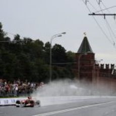 Giancarlo Fisichella rueda por las calles de Moscú con el Ferrari
