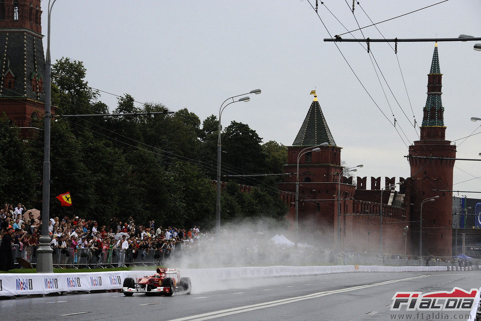 Giancarlo Fisichella rueda por las calles de Moscú con el Ferrari