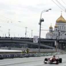 Mucha gente en la exhibición de Ferrari y McLaren en Rusia