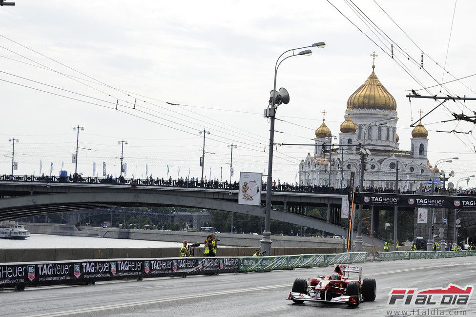 Mucha gente en la exhibición de Ferrari y McLaren en Rusia
