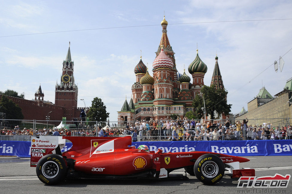 La plaza roja de Moscú es roja Ferrari por un día