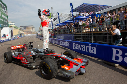 Jenson Button saluda a la afición rusa