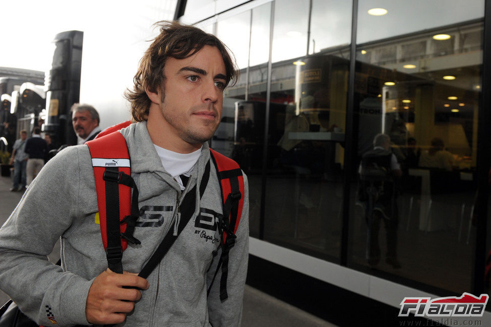 Fernando Alonso llega al circuito alemán