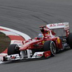 Fernando Alonso rueda en el circuito de Nürburgring