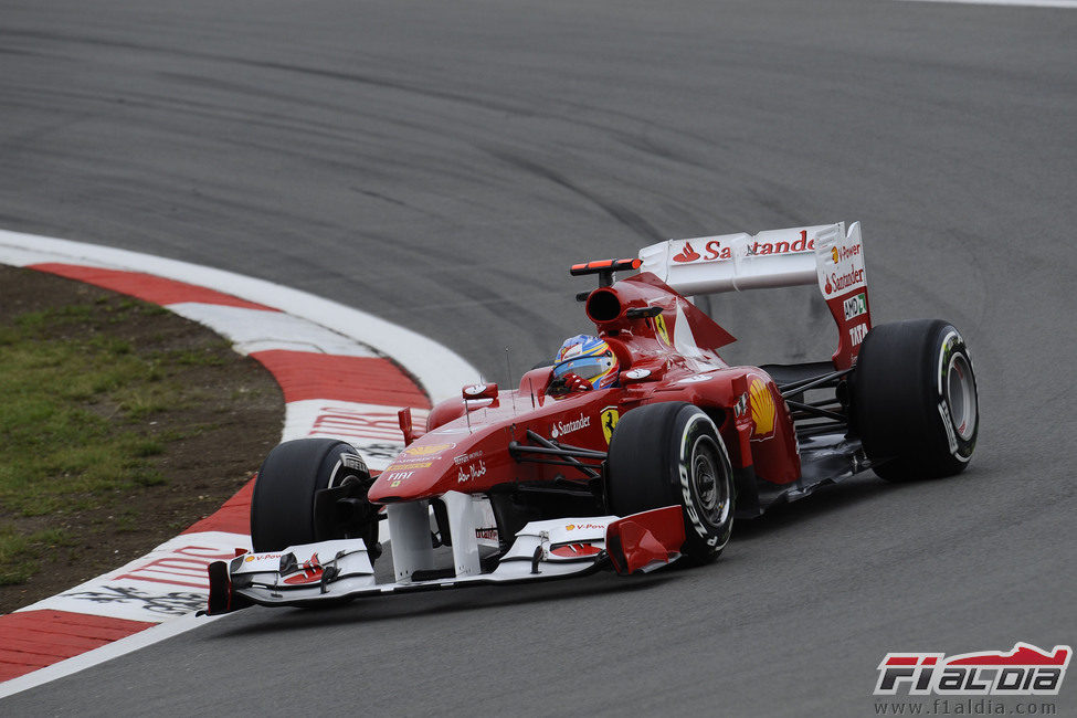 Fernando Alonso rueda en el circuito de Nürburgring