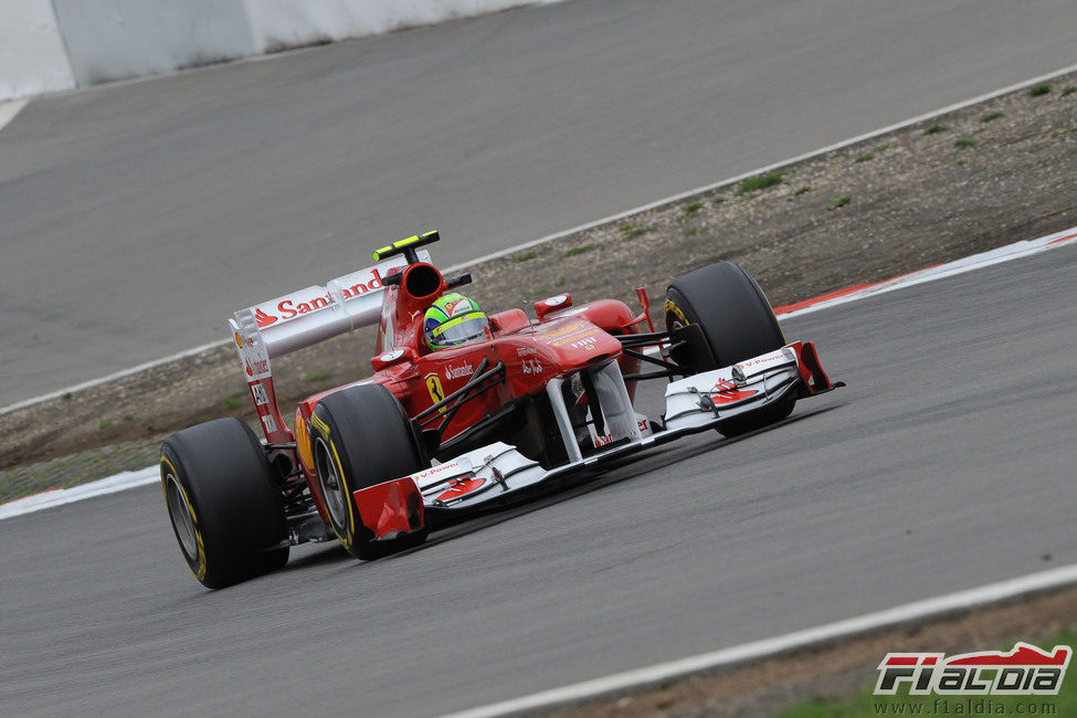 Felipe Massa rueda por la pista de Nürburgring