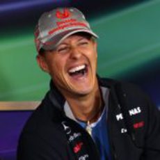 Michael Schumacher se parte de risa en la rueda de prensa de la FIA