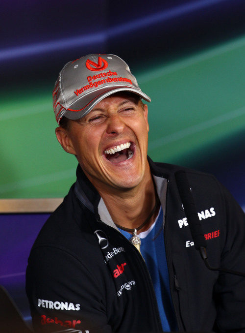 Michael Schumacher se parte de risa en la rueda de prensa de la FIA