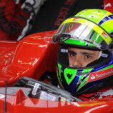 Massa metido en el coche en su box de Nürburgring